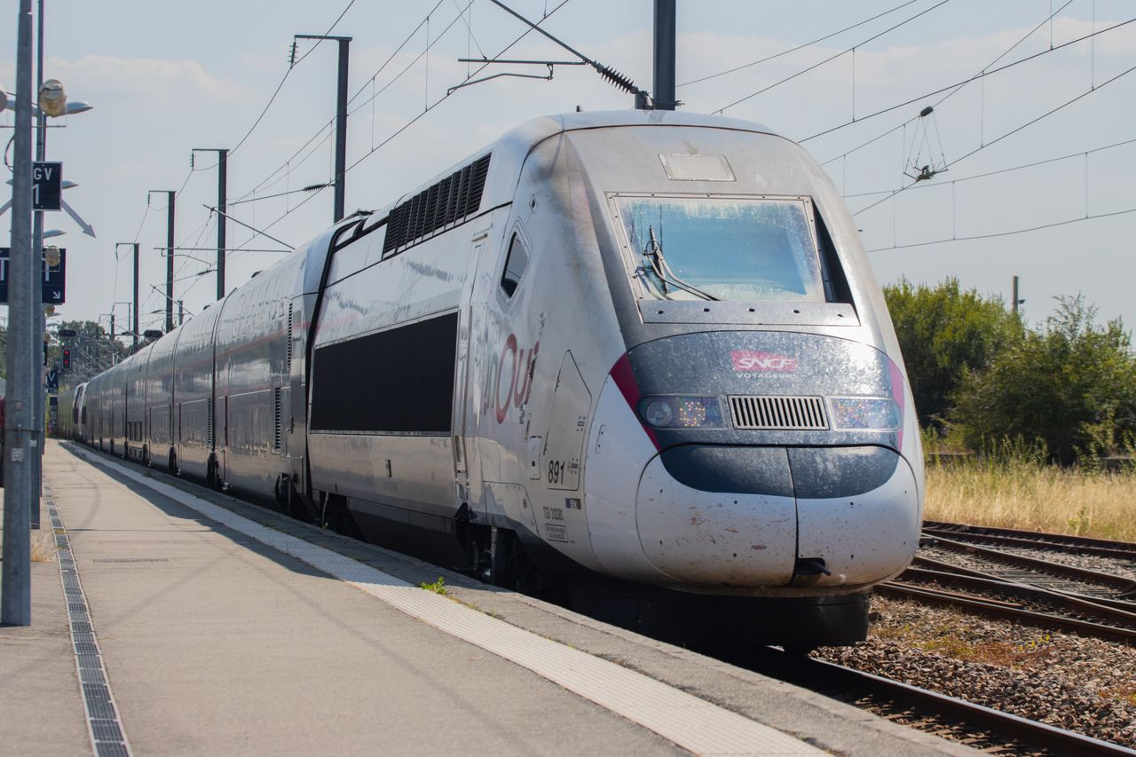 A picture from the SNCF website showing a TGV arriving at a train station.
